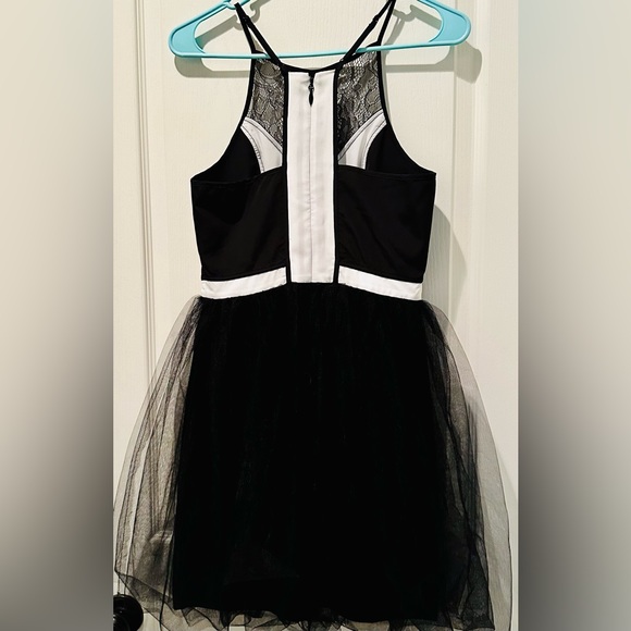 BCBGeneration Sleeveless Balletcore Lace and Tulle Color Block Mini Party Dress - Picture 4 of 6